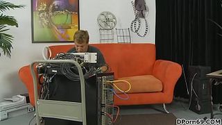 Раздвинула ноги пере ремонтником за починку компьютера для сына