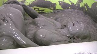 Игры лесбиянок с неплохой грудью в надувном бассейне полном грязи