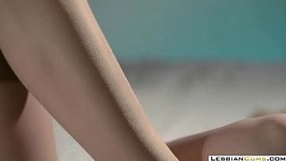 Фетишистка надела на себя множество чулок и дрочила при их помощи искусственный член