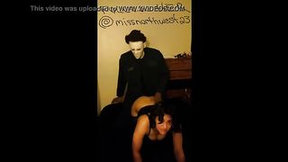 Парень в маске ебёт свою подружку раком на кровати