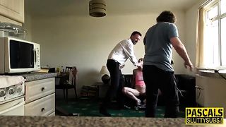 Горячий мужик грубо доминирует над молодой и хрупкой давалкой