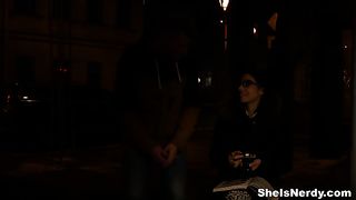 Начинающий фотограф трахает очкастую девку верхом на своем члене