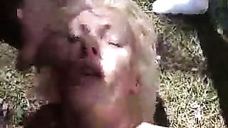 Зрелая блондинка на улице сосет болты мужиков в групповухе