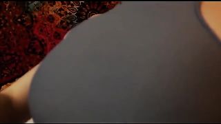 Девка в гетрах раздевается перед камерой и мастурбирует