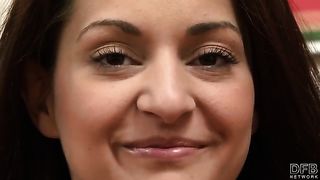 Сексуальная брюнетка трахается с негром на порно кастинге