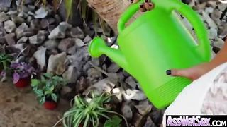 Сисястая баба в саду на глазах у соседа показывает свои большие буфера и жопу