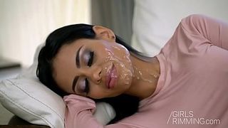 Сексапильная девушка лижет троим друзьям мужа задницы и даёт им на диване